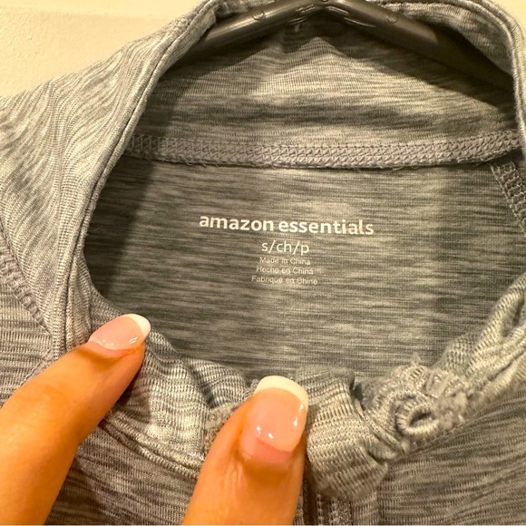 AMAZON ESSENTIALS | Women’s Brush Tech Stretch Full-Zip Jacket in S - Picture 5 of 7